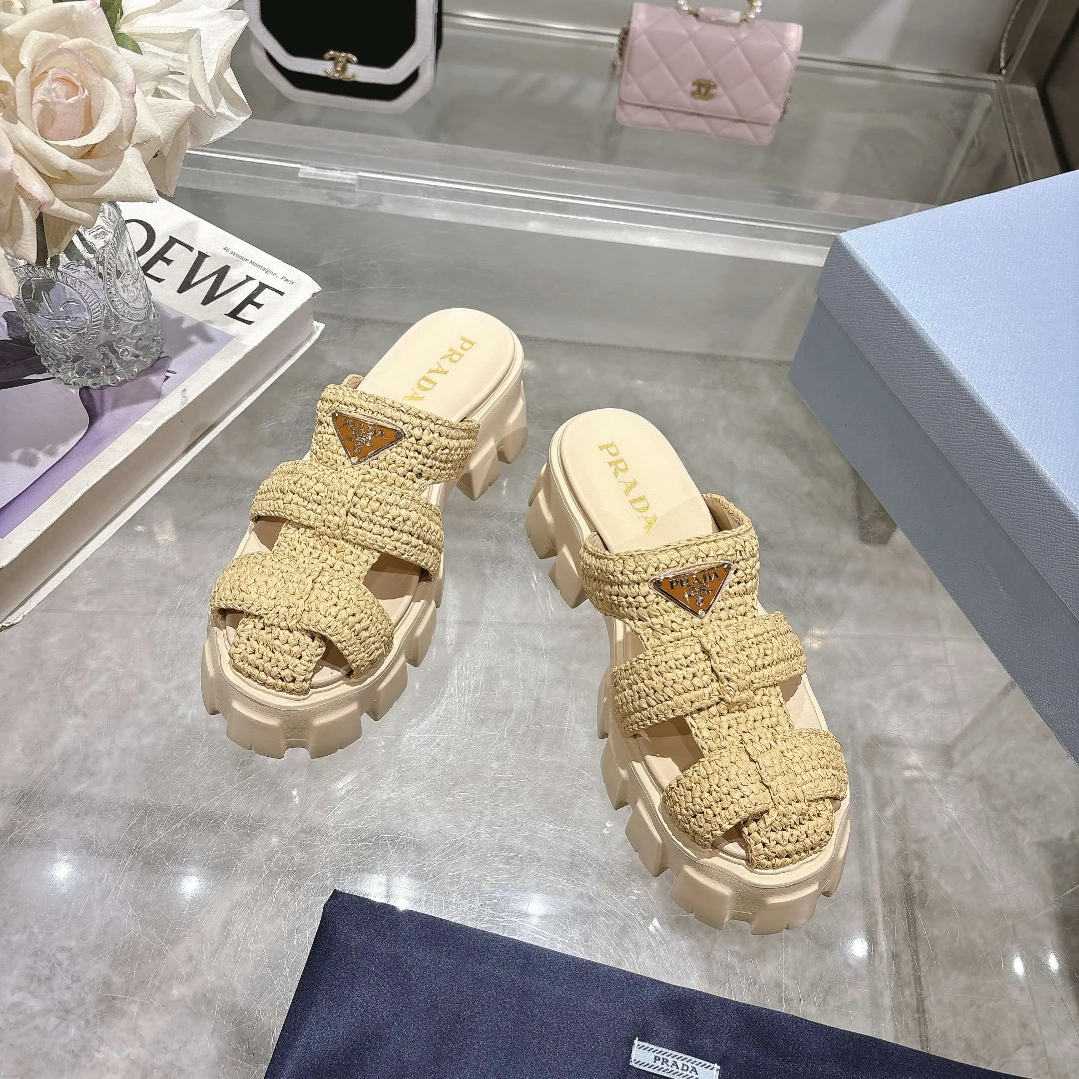 👟👟Ex-factory price 500👟👟 Original eco-friendly PP paper material, high version Prada Prada’s latest pig cage shoes, Roman woven thick-soled rubber slippers, the latest eco-friendly ♻️PP material, high price, fully handmade crochet, just like knitting sweaters, slow work and meticulous work, retro fashionable and avant-garde thick-soled soles with rubber uppers, retro wood grain to meet the various choices of fashionable people of different styles! The iconic metal triangle logo is paired with the shape of ancient beach sandals. Every design element is fashionable! Code number 35-41
